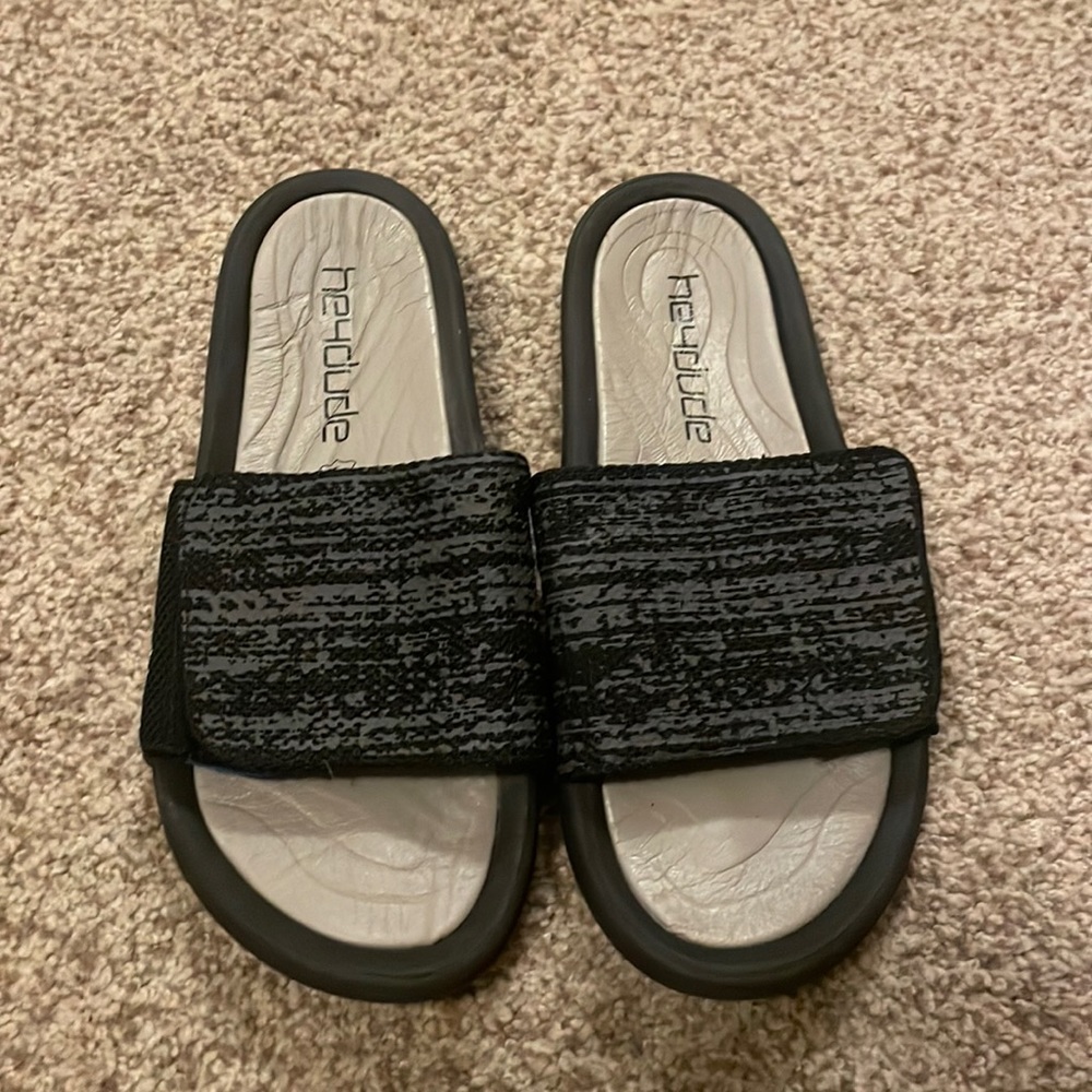 Size 8 slides